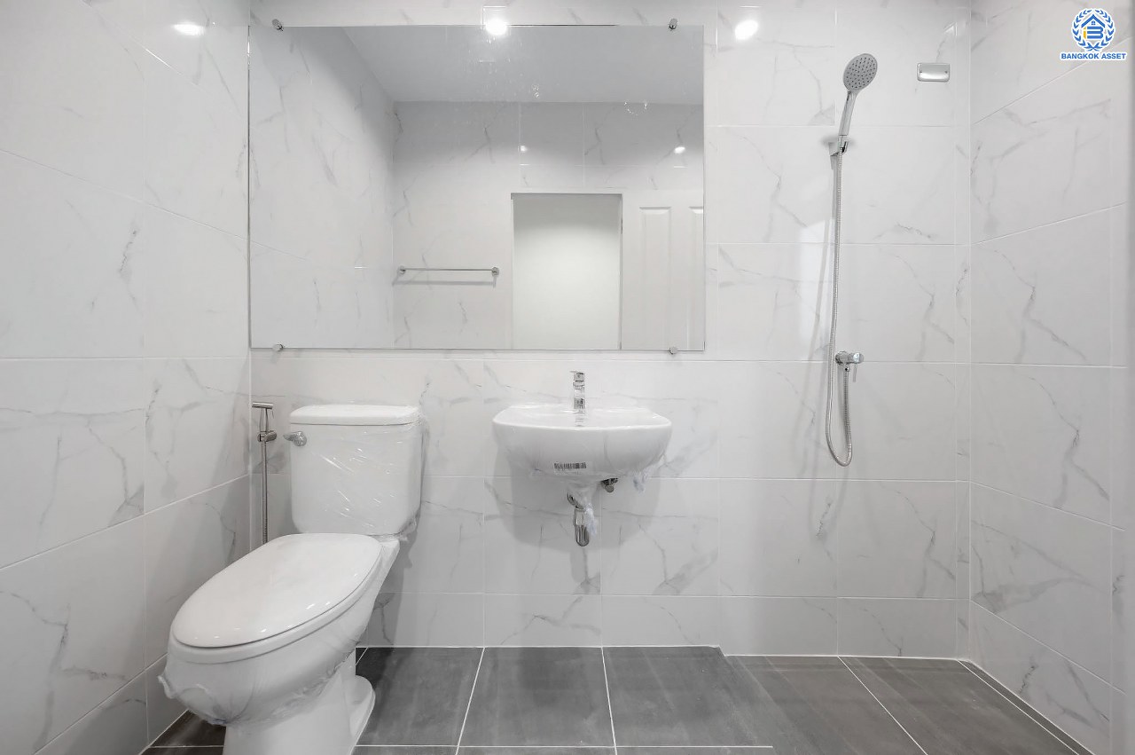 บ้านมือสองตกแต่งใหม่ โครงการ ไลฟ์ บางกอก บูเลอวาร์ด ปิ่นเกล้า-เพชรเกษม เนื้อที่กว้างกว่า 52.5 ตร.ว ฟังก์ชัน 3 ห้องนอน 3 ห้องน้ำ 2 ที่จอดรถ บนทำเลติดถนนพุทธมณฑลสาย4 ตอบโจทย์กับทุกครอบครัว ใกล้แหล่งช้อปปิ้ง "เซ็นทรัล ศาลายา" รถไฟฟ้าสายสีน้ำเงิน "สถานีหลักสอง" และจุดขึ้นทางด่วน "ศรีรัช"